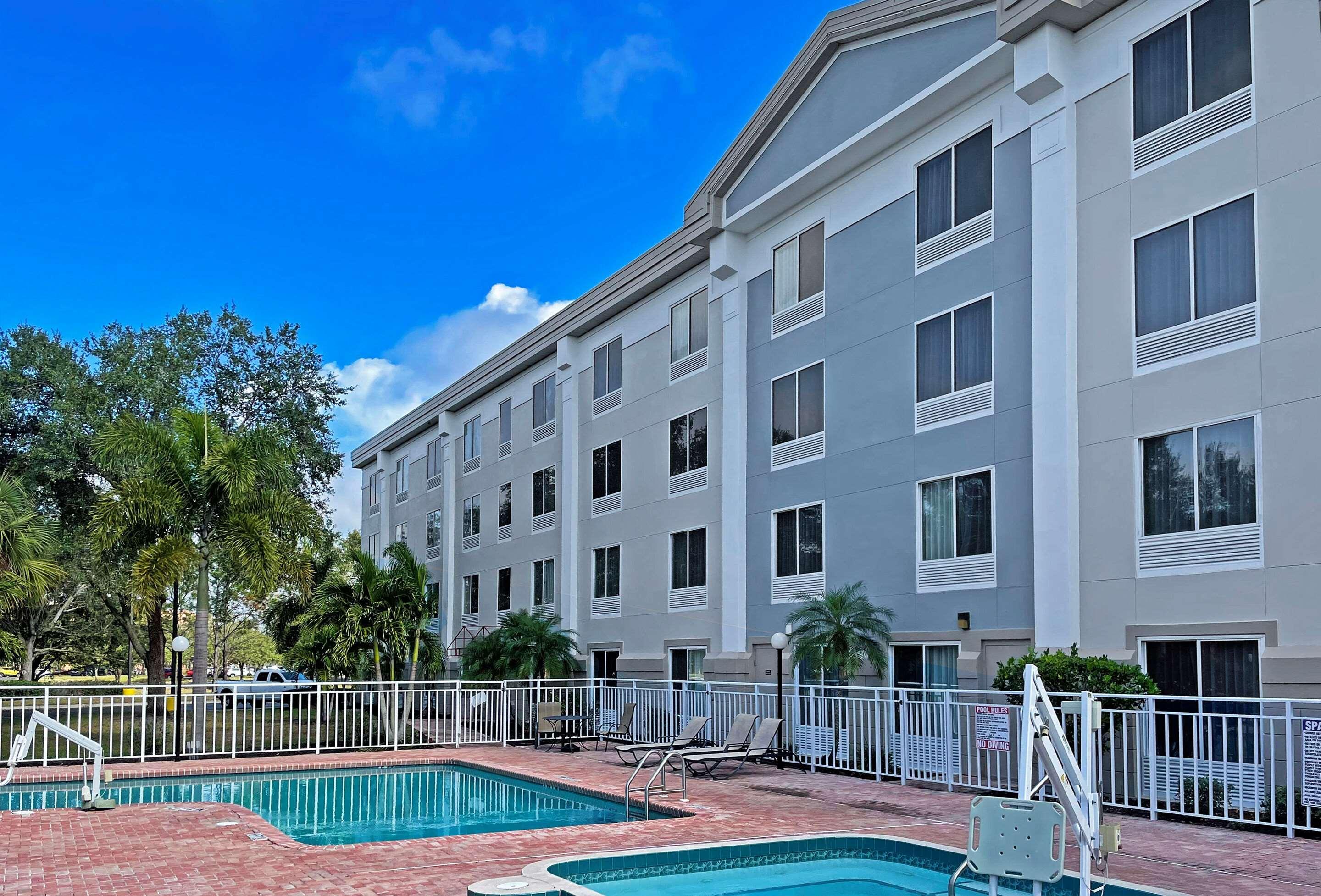Comfort Inn & Suites Sarasota I75 The Meadows Esterno foto