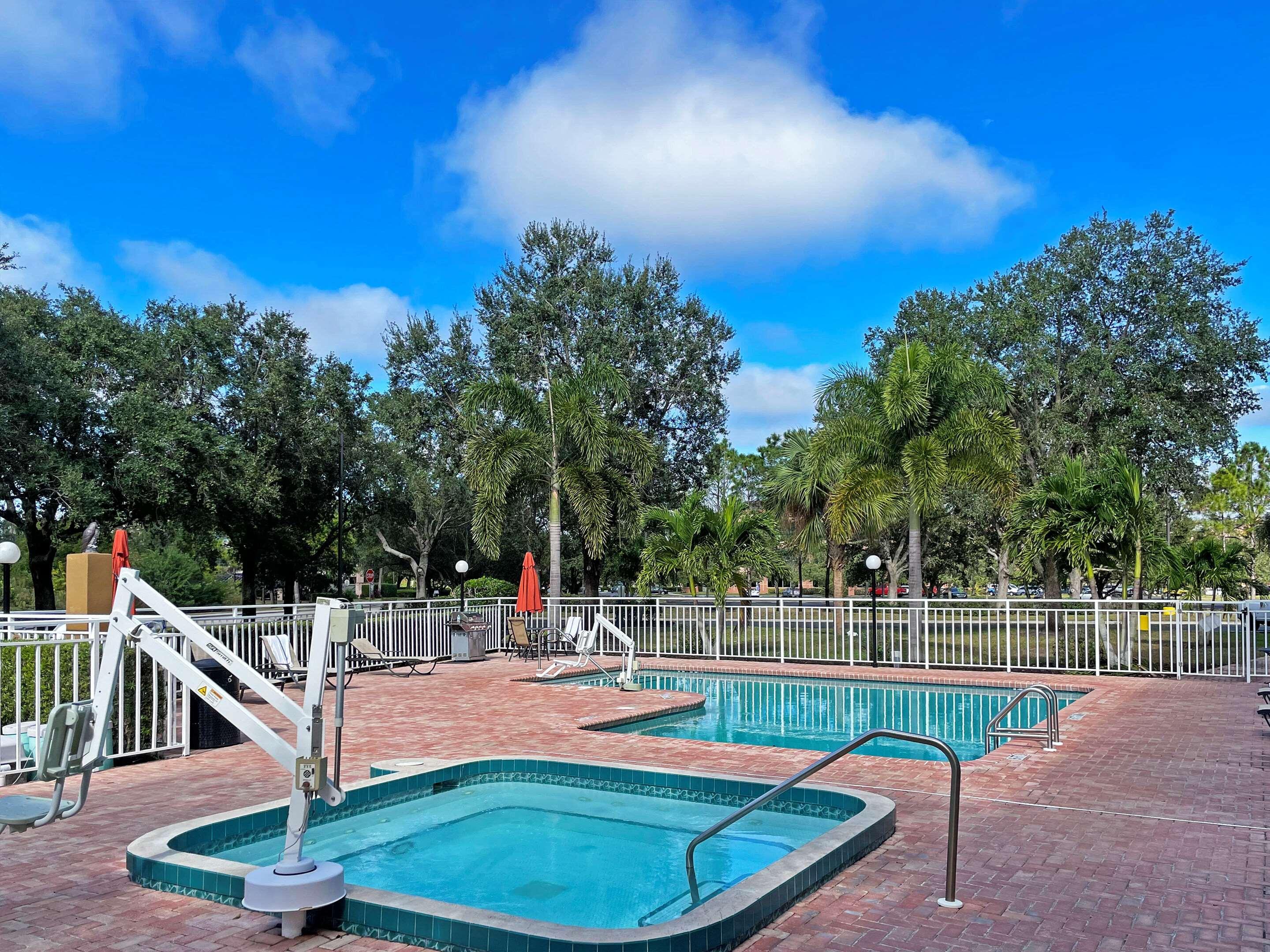 Comfort Inn & Suites Sarasota I75 The Meadows Esterno foto