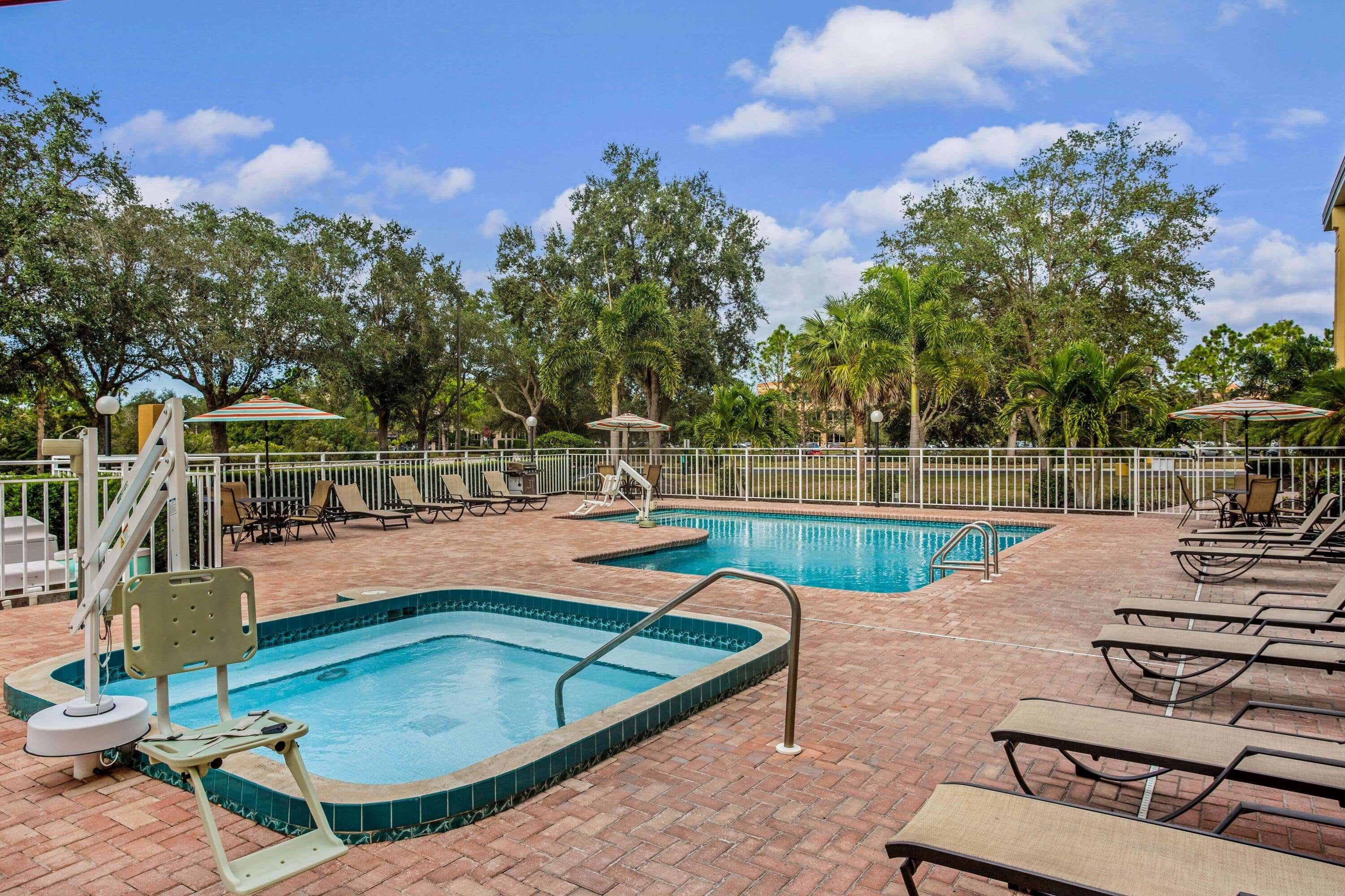 Comfort Inn & Suites Sarasota I75 The Meadows Esterno foto