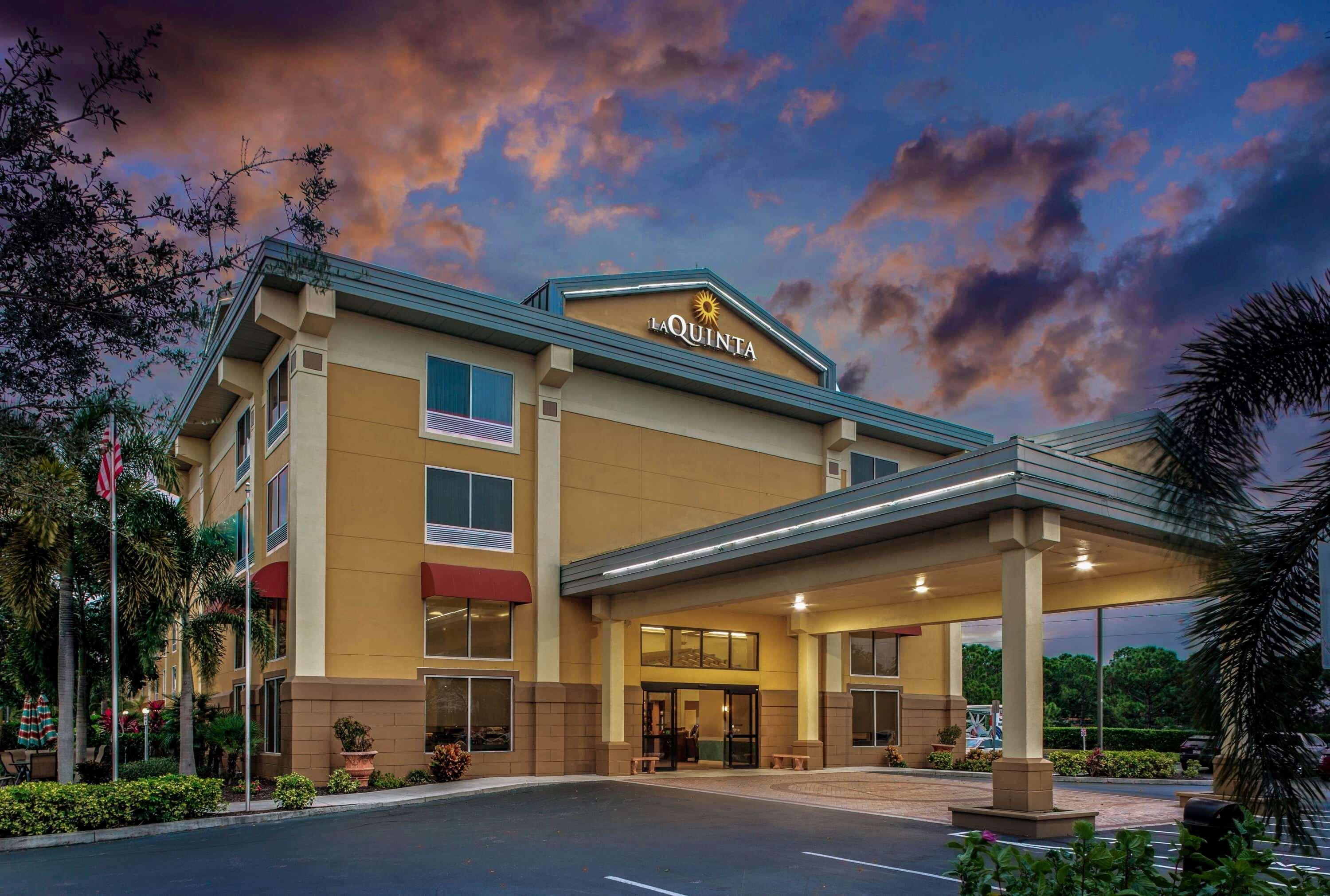 Comfort Inn & Suites Sarasota I75 The Meadows Esterno foto