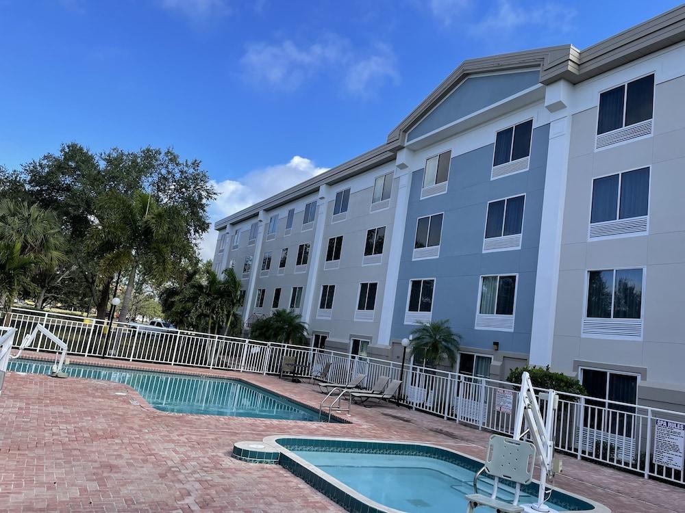 Comfort Inn & Suites Sarasota I75 The Meadows Esterno foto